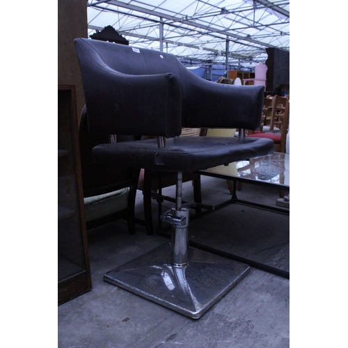 2985 - A BROWN FAUX LEATHER PUMP ACTION SALON CHAIR ON CHROME BASE