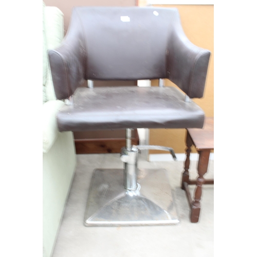 2985 - A BROWN FAUX LEATHER PUMP ACTION SALON CHAIR ON CHROME BASE