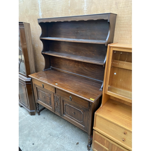 3077 - AN EARLY 20TH CENTURY OAK DRESSER WITH PLATE RACK AND BARLEY TWIST LEGS, 54