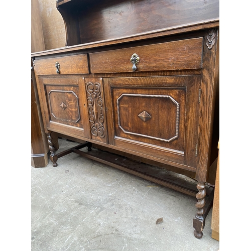 3077 - AN EARLY 20TH CENTURY OAK DRESSER WITH PLATE RACK AND BARLEY TWIST LEGS, 54