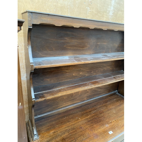 3077 - AN EARLY 20TH CENTURY OAK DRESSER WITH PLATE RACK AND BARLEY TWIST LEGS, 54