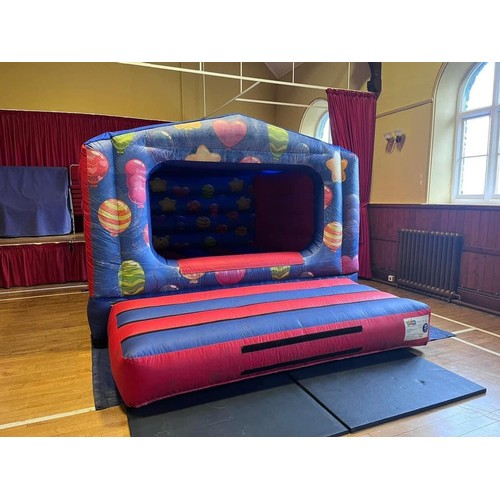 1881 - A COMPLETE AND IN WORKING ORDER BOUNCY CASTLE WITH INFL8 BLOWER  - THE VENDOR STATES THAT THIS ITEM ... 