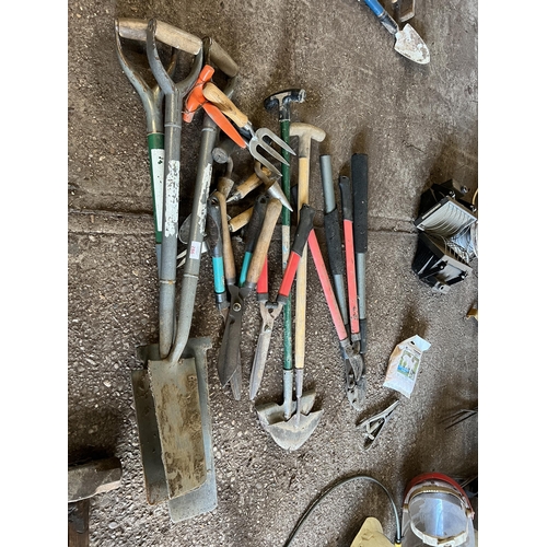 286 - APPROX FIFTEEN HAND TOOLS TO INCLUDE SHEARS, EDGERS + VAT