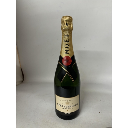 323 - A BOTTLE OF MOET AND CHANDON IMPERIAL BRUT CHAMPAGNE