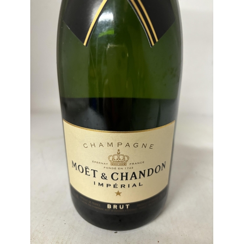 323 - A BOTTLE OF MOET AND CHANDON IMPERIAL BRUT CHAMPAGNE