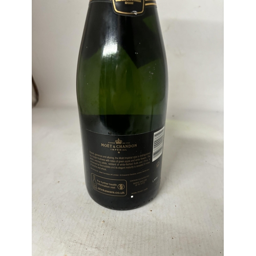 323 - A BOTTLE OF MOET AND CHANDON IMPERIAL BRUT CHAMPAGNE