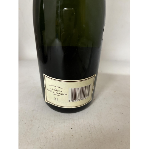 336 - A BOTTLE OF MOET & CHANDON BRUT IMPERIAL CHAMPAGNE