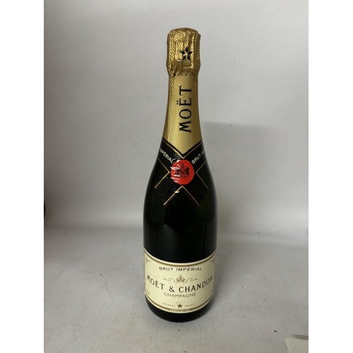 417 - A BOTTLE OF MOET & CHANDON BRUT IMPERIAL CHAMPAGNE