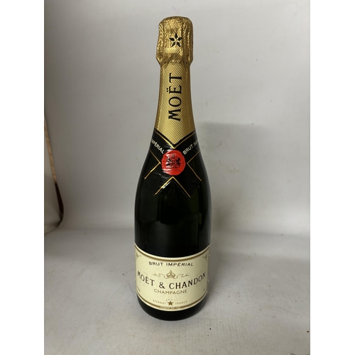 418 - A BOTTLE OF MOET & CHANDON BRUT IMPERIAL CHAMPAGNE