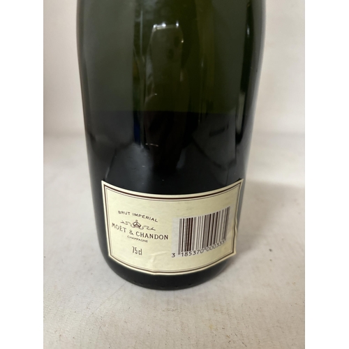 418 - A BOTTLE OF MOET & CHANDON BRUT IMPERIAL CHAMPAGNE