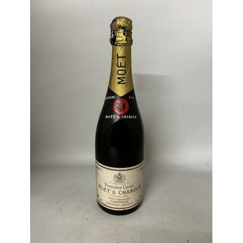 419 - A BOTTLE OF MOET AND CHANDON PREMIERE CUVEE MAISON FONDEE EN 1743 FINEST EXTRA QUALITY CHAMPAGNE