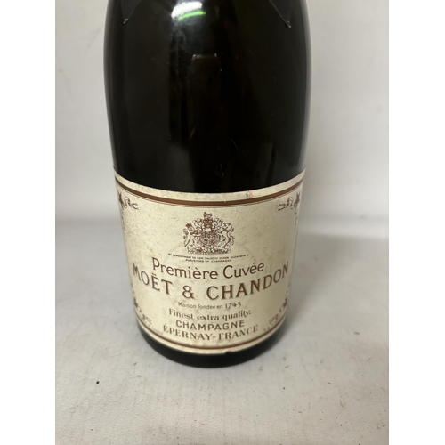 419 - A BOTTLE OF MOET AND CHANDON PREMIERE CUVEE MAISON FONDEE EN 1743 FINEST EXTRA QUALITY CHAMPAGNE