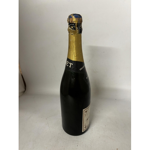 419 - A BOTTLE OF MOET AND CHANDON PREMIERE CUVEE MAISON FONDEE EN 1743 FINEST EXTRA QUALITY CHAMPAGNE