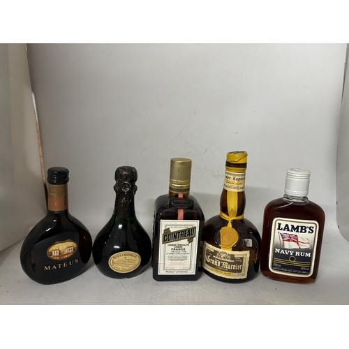 423 - FIVE SMALL BOTTLES TO INCLUDE COINTREAU, GRANDMARNIER, LAMBS NAVY RUM, MOET AND CHANDON PETITE LIQUO... 