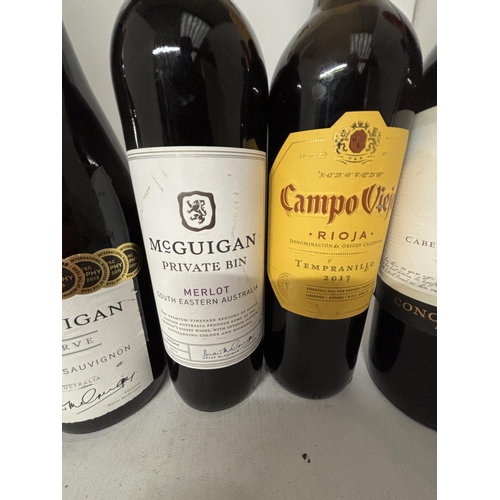 340 - SIX BOTTLES OF RED WINE TO INCLUDE McGUIGAN RESERVE CABERNET SAUVIGNON (AUSTRALIAN), GALLO FAMILY ME... 