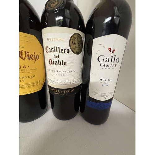 340 - SIX BOTTLES OF RED WINE TO INCLUDE McGUIGAN RESERVE CABERNET SAUVIGNON (AUSTRALIAN), GALLO FAMILY ME... 