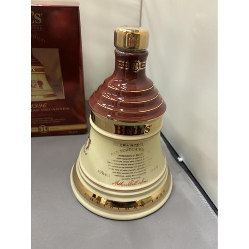 360 - A BOXED AND SEALED BELL'S EXTRA SPECIAL OLD SCOTCH WHISKY CHRISTMAS 1996 IN A PORCELAIN DECANTER FIN... 