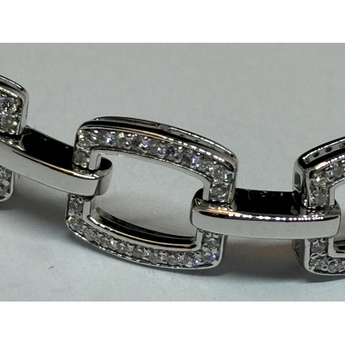 619 - AN 18 CARAT WHITE GOLD BRACELET WITH TWO HUNDRED AND EIGHTY SIX ROUND BRILLIANT CUT NATURAL DIAMONDS... 