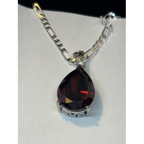 622 - A MARKED SILVER NECKLACE WITH GARNET TEARDROP PENDANT IN A PRESENTATION BOX