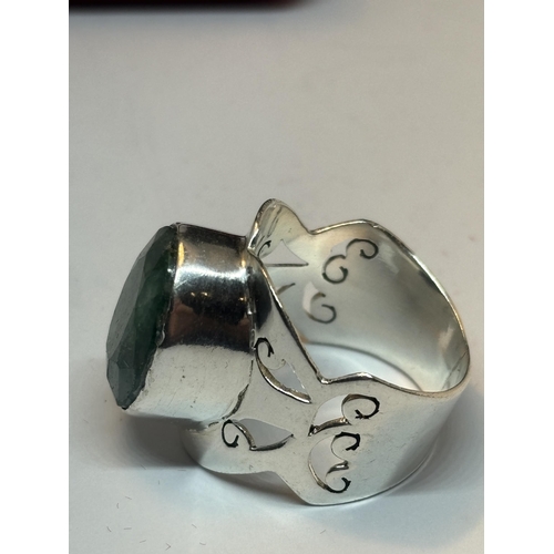 627 - A MARKED SILVER RING WITH LARGE EMERALD STONE SIZE S IN A PRESENTATION BOX