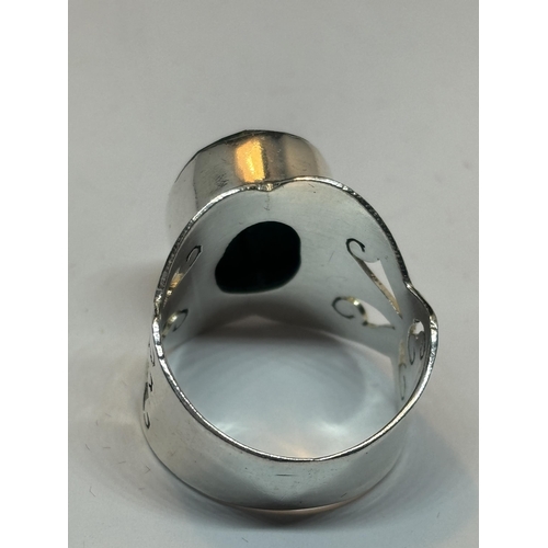 627 - A MARKED SILVER RING WITH LARGE EMERALD STONE SIZE S IN A PRESENTATION BOX