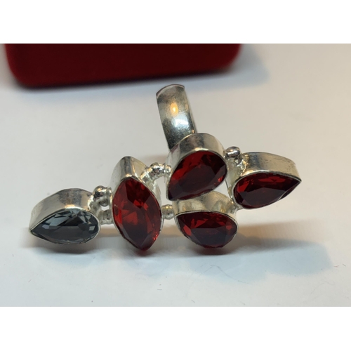 628 - A MARKED SILVER RING WITH GARNETS AND GREY QUARTZ STONES SIZE P/Q IN A PRESENTATION BOX