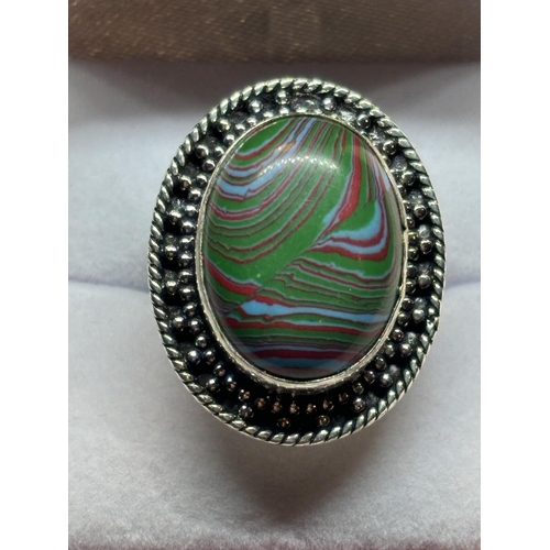 630 - A MARKED SILVER RING WITH A LARGE RAINBOW CALISICA STONE SIZE O IN A PRESENTATION BOX