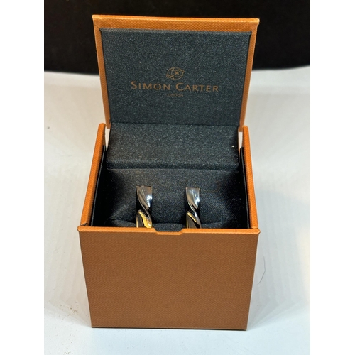 635 - A PAIR OF SIMON CARTER CUFFLINKS IN A PRESENTATION BOX