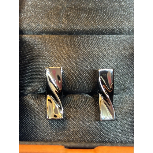 635 - A PAIR OF SIMON CARTER CUFFLINKS IN A PRESENTATION BOX