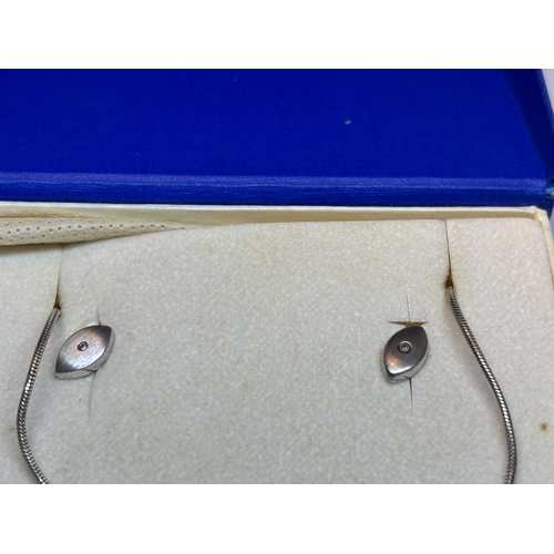 638 - A MARKED SILVER NECKLACE AND PENDANT WITH A PAIR OF MATCHING EARRINGS IN A PRESENTATION BOX