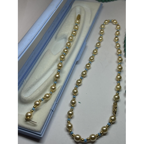 646 - A STRING OF PEARLS WITH BLUE AND YELLOW METAL BEADS AND A MATCHING BRACELET IN A PRESENTATION BOX AN... 