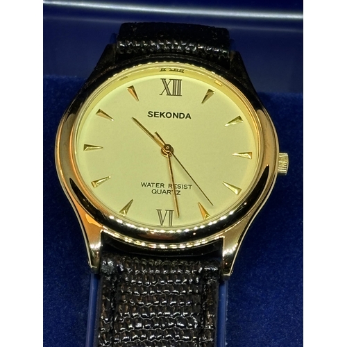 651 - A SEKONDA WATER RESISTANT QUARTZ WRIST WATCH WITH LEATHER STRAP IN A PRESENTATION BOX