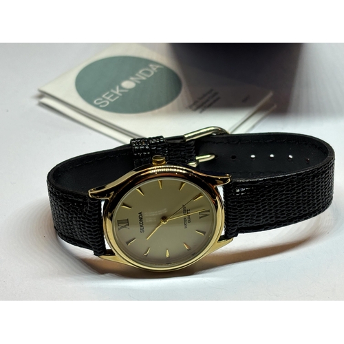 651 - A SEKONDA WATER RESISTANT QUARTZ WRIST WATCH WITH LEATHER STRAP IN A PRESENTATION BOX