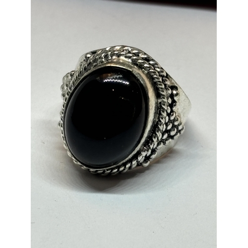 655 - A MARKED SILVER RING WITH LARGE ONYX STONE SIZE Q IN A PRESENTATION BOX