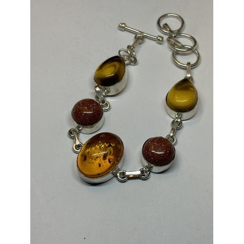 657 - A MARKED SILVER BRACELET WITH AMBER AND GOLDSTONE IN A PRESENTATION BOX