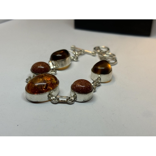 657 - A MARKED SILVER BRACELET WITH AMBER AND GOLDSTONE IN A PRESENTATION BOX