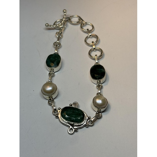 661 - A MARKED SILVER EMERALD AND PEARL BRACELET IN A PRESENTATION BOX