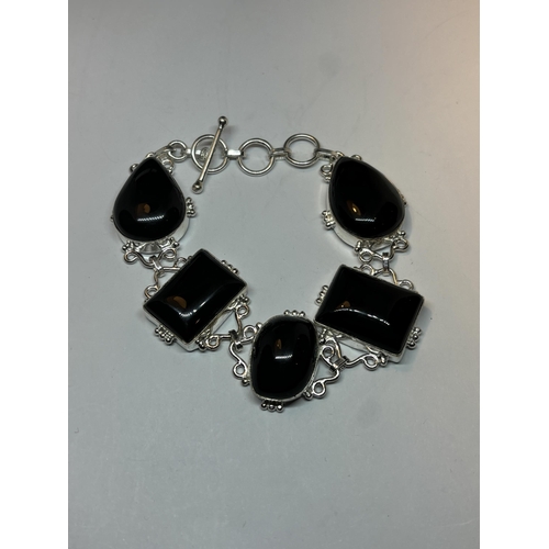 664 - A MARKED SILVER BRACELET WITH FIVE LARGE BLACK ONYX STONES IN A PRESENTATION BOX