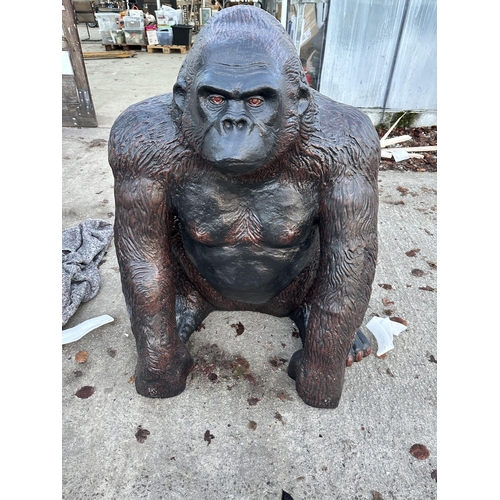 1502 - A LARGE FIBRE GLASS GORILLA GARDEN FIGURE (H:110CM)