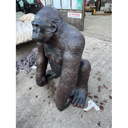 1502 - A LARGE FIBRE GLASS GORILLA GARDEN FIGURE (H:110CM)