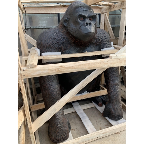 1502 - A LARGE FIBRE GLASS GORILLA GARDEN FIGURE (H:110CM)