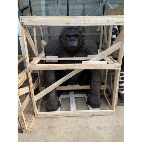 1502 - A LARGE FIBRE GLASS GORILLA GARDEN FIGURE (H:110CM)