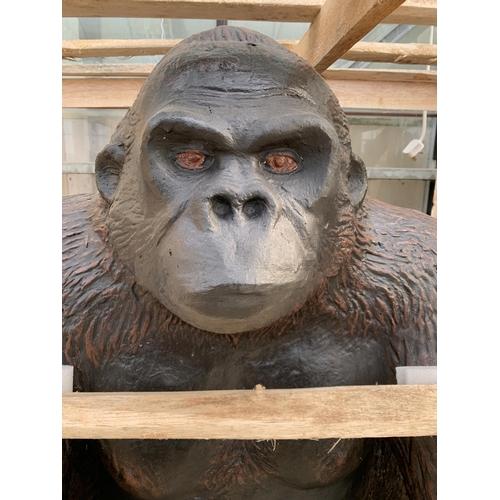 1502 - A LARGE FIBRE GLASS GORILLA GARDEN FIGURE (H:110CM)