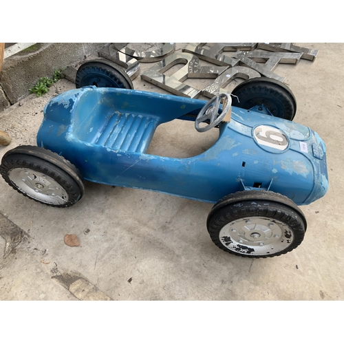 1518 - A VINTAGE TRIANG PLASTIC RACING PEDAL CAR