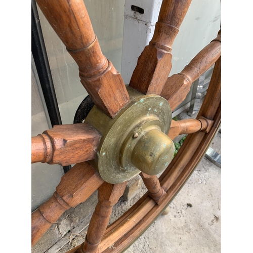 1519 - A LARGE VINTAGE WOODEN SHIPS WHEEL WITH BRASS TRIM AND FITTINGS (D:123CM)