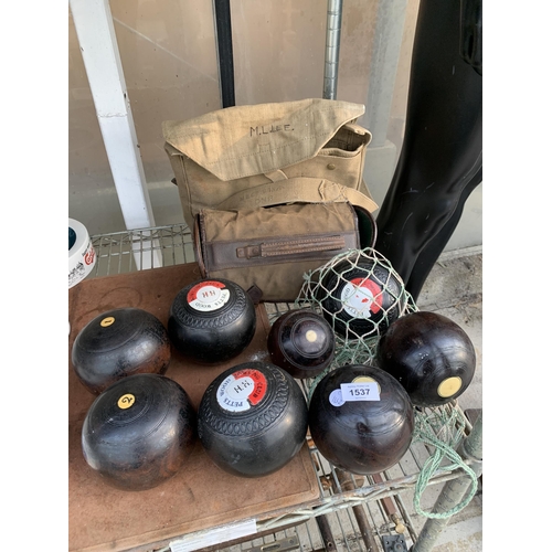 1537 - AN ASSORTMENT OF VINTAGE CROWN GREEN BOWLING WOODS AND TWO CARRY BAGS