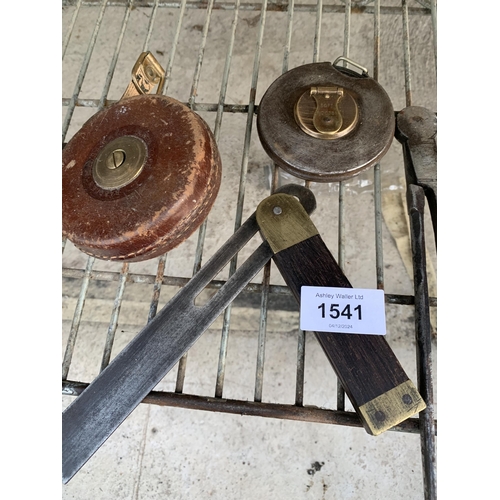 1541 - AN ASSORTMENT OF VINTAGE TOOLS TO INCLUDE TAPE MESSURES AND CALIPERS ETC