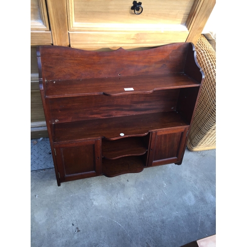 2607 - AN EDWARDIAN MAHOGANY WALL SHELF UNIT ENCLOSING TWO CUPBOARDS, 28