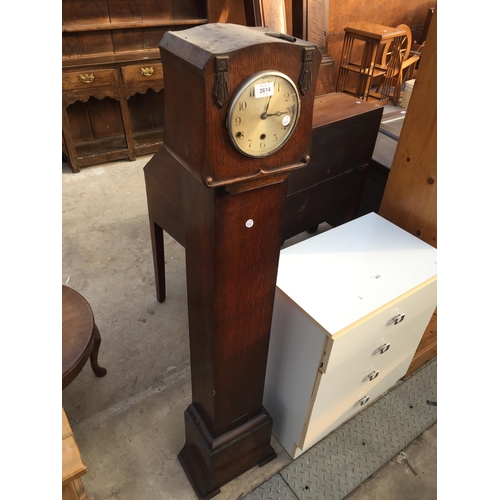 2614 - AN EARLY 20TH CENTURY OAK GRANDMOTHER CLOCK WITH ANVIL MOVEMENT