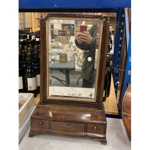 10 - AN 18TH CENTURY MAHOGANY DRESSING TABLE MIRROR WITH THREE DRAWERS, BEVEL EDGE MIRROR WITH GILT TRIM